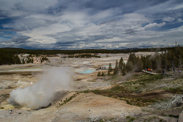 parco Nazionale di Yellowstone, zona del Bacino di Norris Geyser con sorgente di acqua termale calda