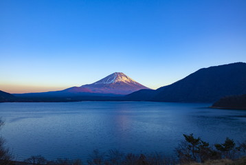 Fototapeta na wymiar 夕日を浴びた富士山、山梨県本栖湖にて