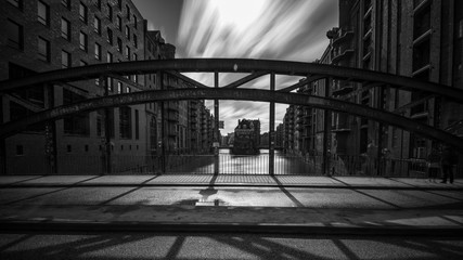 Langzeitbelichtung am hamburger Wasserschloss in schwarz/weiß
