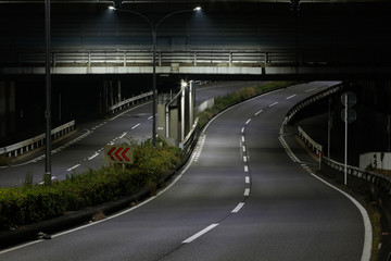夜の道路、横浜・十日市場