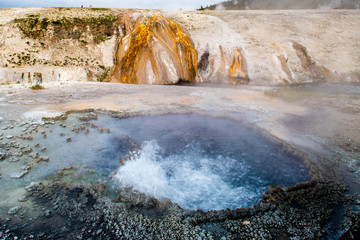 parco Nazionale di Yellowstone, zona del Bacino di Geyser con sorgente di acqua termale calda
