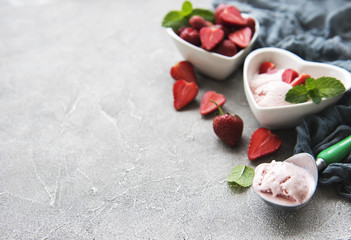 Obraz na płótnie Canvas Strawberry ice cream