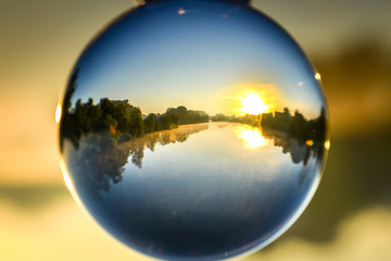 Sonnenaufgang über Donau in einer Kugel