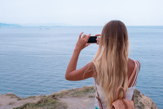 Girl travels and takes pictures on a smartphone