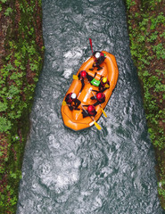 Un canoë rouge avec six personnes dedans va dans les rapides
