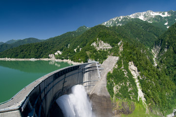 黒部ダムと立山