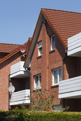 Modernes rotes Mehrfamilienhaus