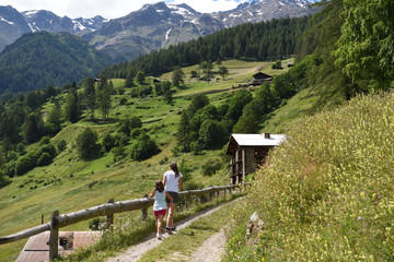 Fototapeta na wymiar escursione in montagna paese di montagna bambini gita camminare benessere escursione 