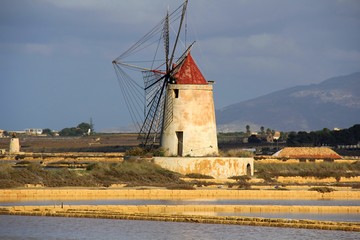 Fototapeta na wymiar Windmühle in Trapani