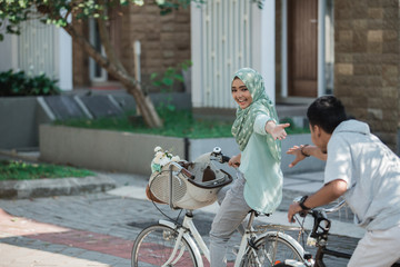 Fototapeta premium muslim couple riding a bike