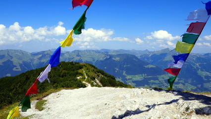 Blick vom Hohen Frassen im Vorarlberg auf Bergkette im Bregenzerwald bei Sonnenschein 