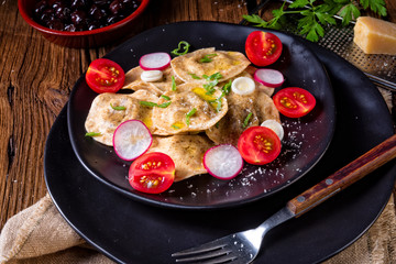 Organic - ravioli Delicate peas with olive oil, tomatoes and radishes