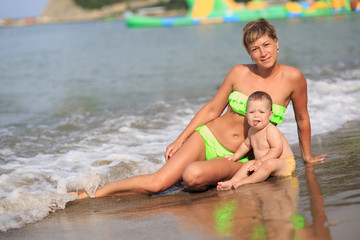 Fototapeta na wymiar Mom with a baby on the sea