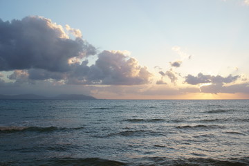 Obraz premium View of clouds over the sea at sunset time