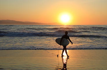 surfista saliendo del agua puesta de sol país vasco 4M0A9558-f18 