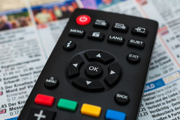 Fernbedienung und Fernsehzeitschrift 