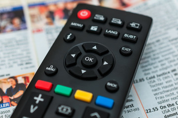 Fernbedienung und Fernsehzeitschrift 