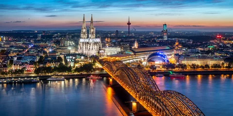 Fotobehang Köln Skyline Panorama bei Nacht mit Kölner Dom und Hohenzollernbrücke © eyetronic