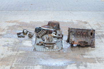 THE MAN MAKES, CLEANS THE ENGINE WITH THE VEHICLE
