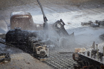 THE MAN MAKES, CLEANS THE ENGINE WITH THE VEHICLE
