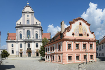 Altötting, Bayern, Deutschland - Juli 30, 2018 : Ein Blick auf die Basilika St.Anna und auf das...