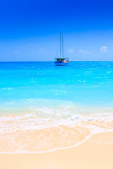 Fototapeta premium Sailing yacht in turquoise ocean near the beach