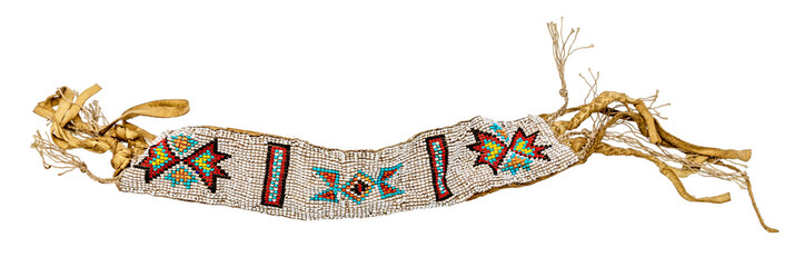 Altes indianisches Armband als Schmuck / Perlenweberei auf Leder aufgenäht freigestellt auf weiß