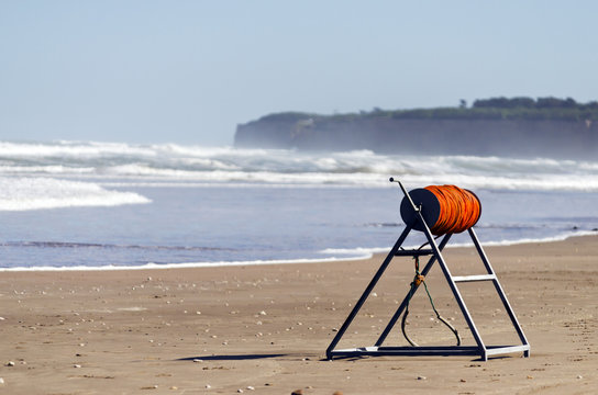 paisaje de playa con acantilado de fondo y malacate de socorrista