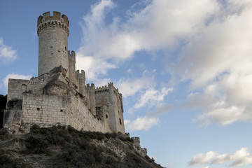 Fototapeta na wymiar Castillo medieval en la Rivera del Duero
