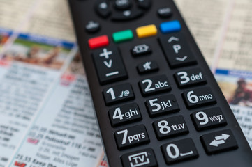 Fernbedienung und Fernsehzeitschrift 