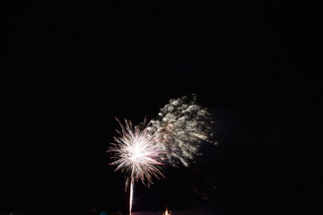 Fototapeta premium Feuerwerk am Wasser