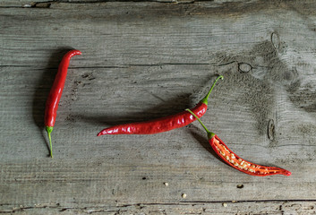 Papryka czerwona chili na drewnianym stole - obrazy, fototapety, plakaty