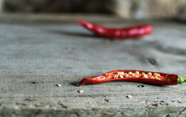 Papryka czerwona chili na drewnianym stole - obrazy, fototapety, plakaty