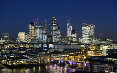 Fototapeta na wymiar The City of London de noche con iluminación