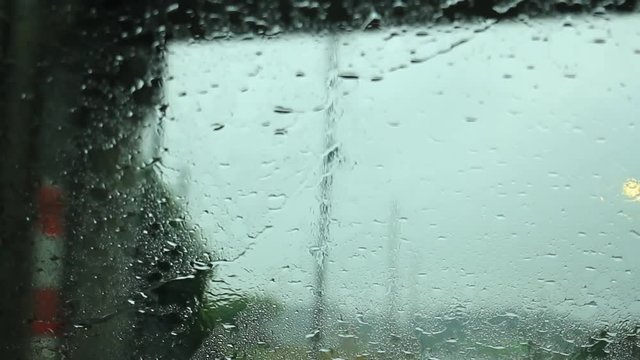 雨の日　自動車運転イメージ