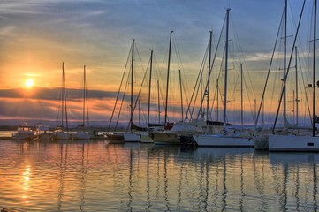 Fototapeta na wymiar Sonnenuntergang im Hafen von Syrakus