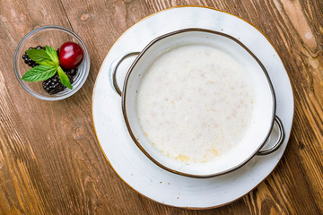 Oatmeal with berries