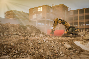 Bagger auf Baustelle mit Schutt
