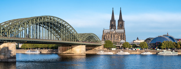 Hohenzollernbrücke und Dom in Köln