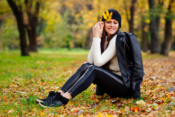 beautiful girl in a leather jacket, relaxation in nature autumn, stylish fashionable girl in autumn clothes