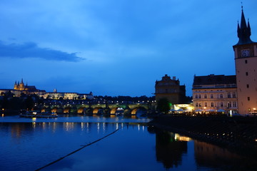 Fototapeta na wymiar Panorama von Prag mit Moldau und Karlsbrücke in der Dämmerung