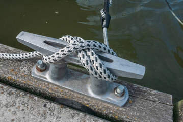 Kreuzknoten mit Kopfschlag auf einer Klampe