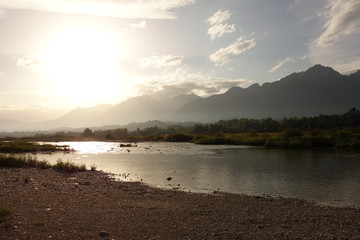 Panorama einer Bergkulisse im Sonnenuntergang