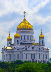 Fototapeta na wymiar Moscow. The Cathedral of Christ the Savior against the background of a cloudy sky and green trees.