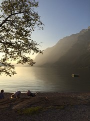 See mit Bergen und Baum romantische Natur