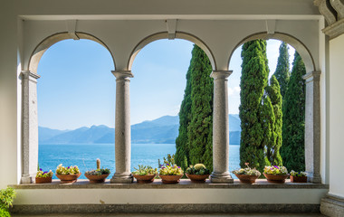 Fototapety  Piękna Villa Monastero w Varennie w słoneczny letni dzień. Jezioro Como, Lombardia, Włochy.