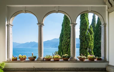 Fond de hotte en verre imprimé Lac / étang La belle Villa Monastero à Varenna par une journée d& 39 été ensoleillée. Lac de Côme, Lombardie, Italie.