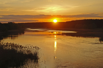 Obraz premium Landscape with river at early evening time