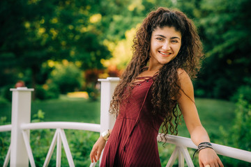 Naklejka premium back light model in red dress outside 6