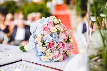 Brautstrauß bei Trauung mit Hortensien und Rosen